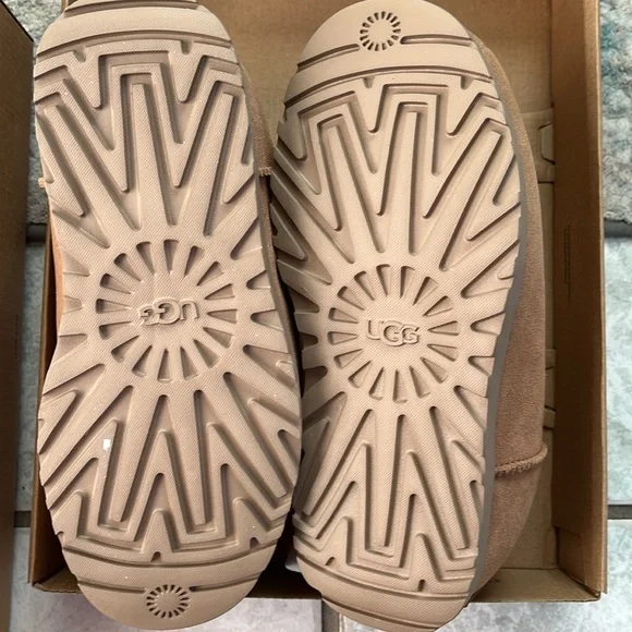 UGG pumped slide for women
Size 7 US - Picture 4 of 6